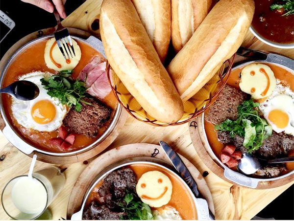 B&aacute;nh m&igrave; chảo H&agrave; Nội - 1 phong c&aacute;ch b&iacute;t tết rất Việt Nam