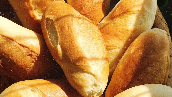 B&aacute;nh m&igrave; sau khi nướng c&oacute; m&agrave;u v&agrave;ng đặc trưng, ngo&agrave;i gi&ograve;n, trong mềm, dai