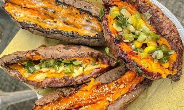 khoai lang nướng bằng l&ograve; c&oacute; thể kết hợp th&ecirc;m mỡ h&agrave;nh, ph&ocirc; mai để tăng hương vị