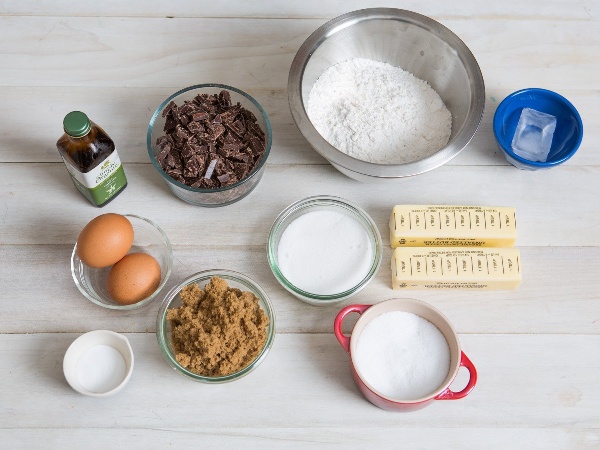 Một số nguy&ecirc;n liệu phục vụ cho c&aacute;ch l&agrave;m b&aacute;nh quy socola chip
