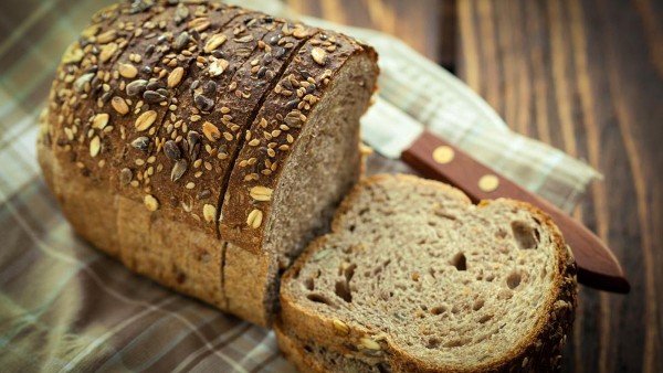 N&ecirc;n ăn b&aacute;nh m&igrave; nguy&ecirc;n c&aacute;m để bổ sung nhiều chất xơ cho cơ thể
