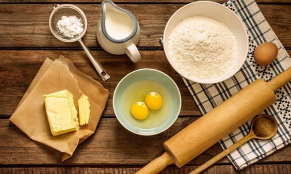 Chuẩn bị nguy&ecirc;n liệu l&agrave;m b&aacute;nh m&igrave;