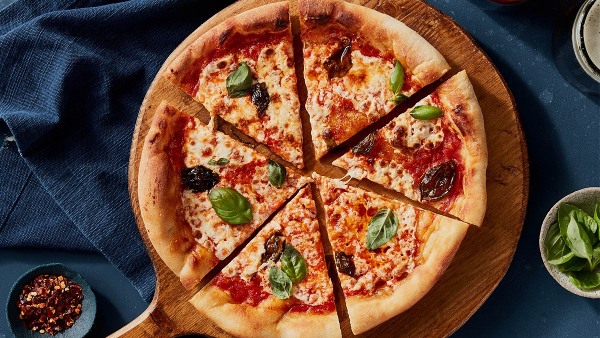 Chiếc b&aacute;nh pizza được trang tr&iacute; hấp dẫn