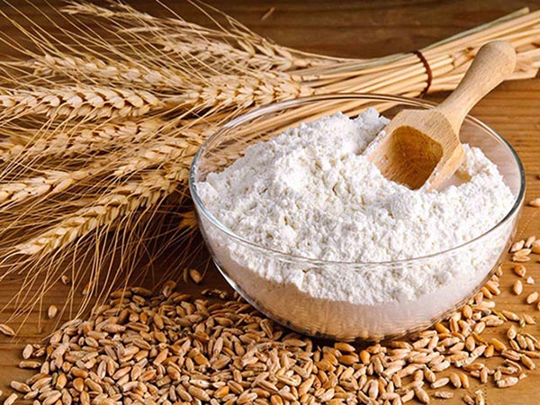 Chuẩn bị bột m&igrave; v&agrave; bột bắp l&agrave;m b&aacute;nh kem