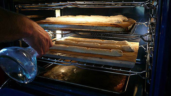 Cho b&aacute;nh m&igrave; v&agrave;o l&ograve; nướng v&agrave; nướng ở nhiệt độ th&iacute;ch hợp