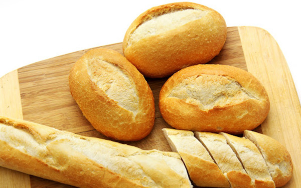 Bảo quản b&aacute;nh m&igrave; trong ngăn đ&ocirc;ng của tủ lạnh