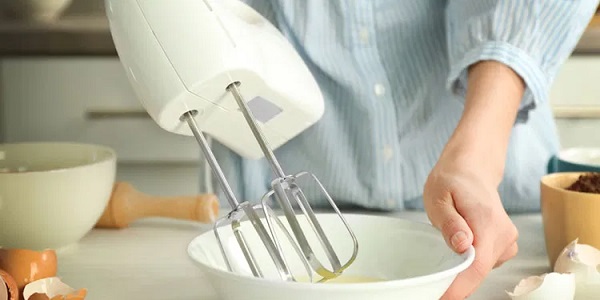 D&ugrave;ng m&aacute;y đ&aacute;nh trứng đ&aacute;nh đều hỗn hợp l&agrave;m nước sốt b&aacute;nh m&igrave;