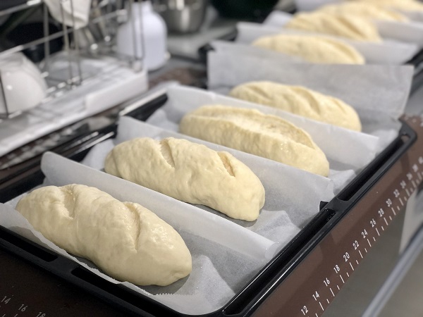 Rạch tr&ecirc;n bề mặt b&aacute;nh 2 đường bằng vật nhọn sau khi ủ rồi phun nước l&ecirc;n