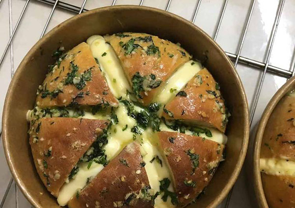 B&aacute;nh m&igrave; bơ tỏi thơm ngon, b&eacute;o ngậy